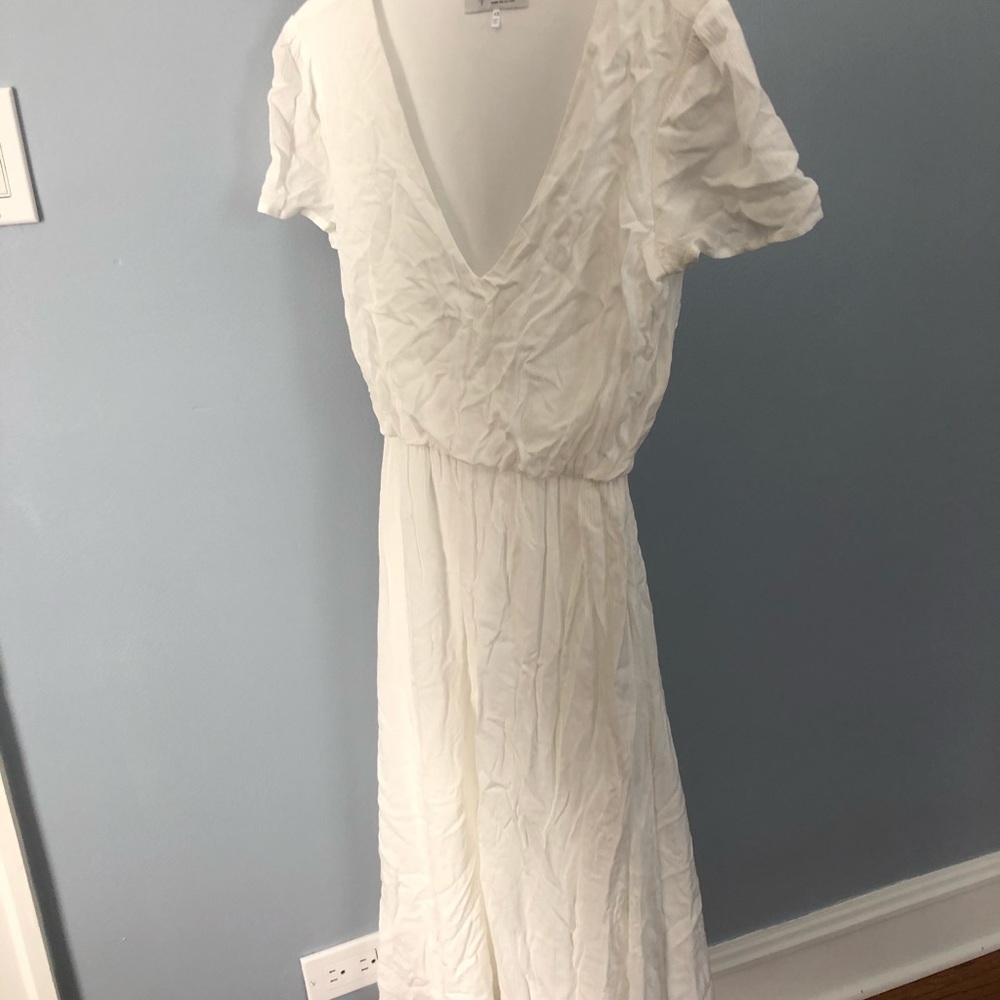 Airy & light! Wayf dress in white 🤍🤍
